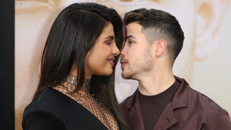 Nick Jonas y Priyanka Chopra, muy cariñosos en la premiere de 'Chasing Happiness'