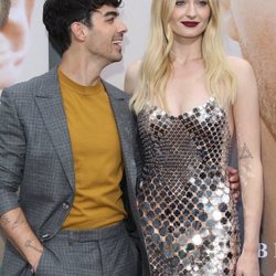 Joe Jonas y Sophie Turner en la premiere de 'Chasing Happiness'