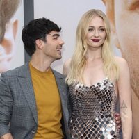 Joe Jonas y Sophie Turner en la premiere de 'Chasing Happiness'