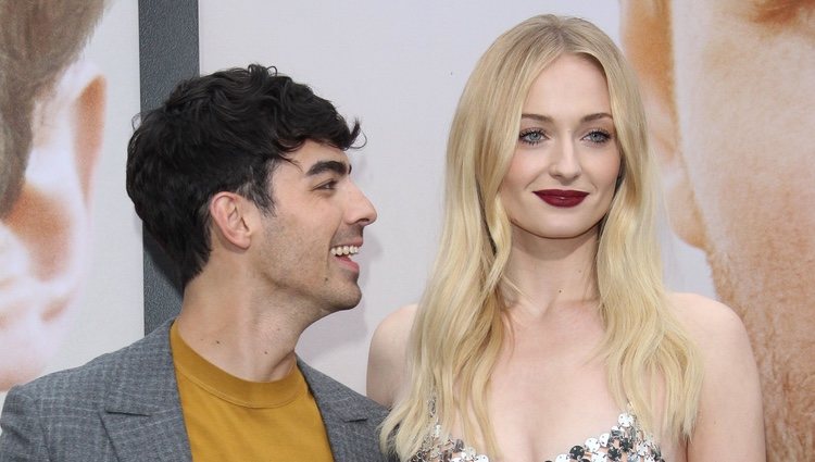 Joe Jonas y Sophie Turner en la premiere de 'Chasing Happiness'