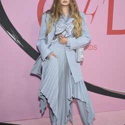 Gigi Hadid en la alfombra roja de los CFDA FASHION AWARDS 2019