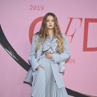 Gigi Hadid en la alfombra roja de los CFDA FASHION AWARDS 2019