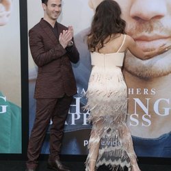 Danielle Jonas posa divertida con la boca de su marido Kevin Jonas en la presentación de 'Chassing Happiness'