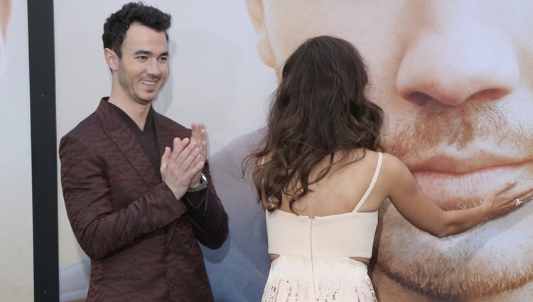 Danielle Jonas posa divertida con la boca de su marido Kevin Jonas en la presentación de 'Chassing Happiness'