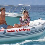 Pixie Lott y Oliver Cheshire de vacaciones en una lancha en Formentera