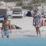 Pixie Lott y Oliver Cheshire de vacaciones en una playa de Formentera