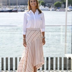 La Princesa Magdalena de Suecia posando en la presentación de su nuevo libro