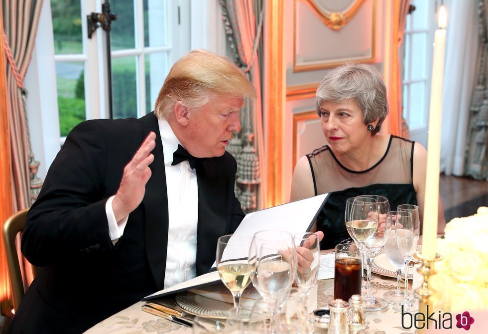 Donald Trump charla con Theresa May durante la cena en la embajada de EEUU en Reino Unido