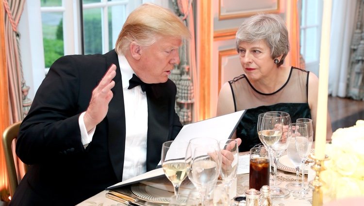 Donald Trump charla con Theresa May durante la cena en la embajada de EEUU en Reino Unido