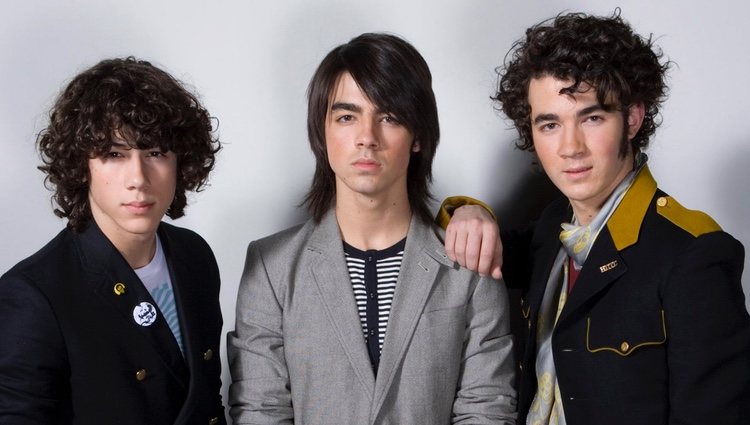 Los Jonas Brothers posan como banda en el año 2008