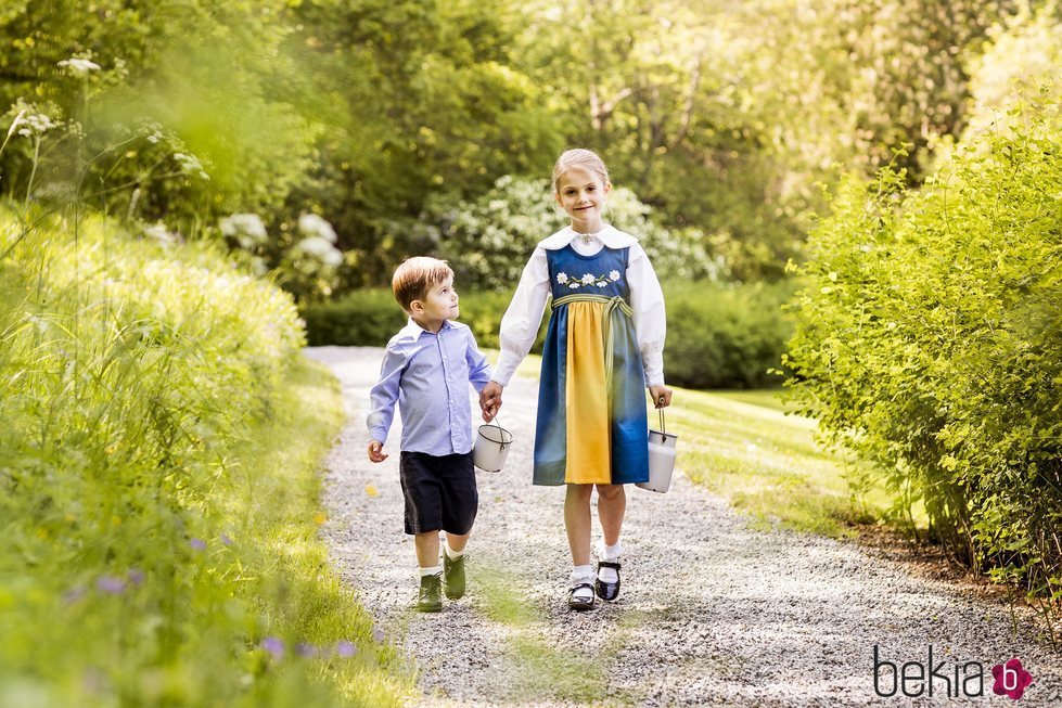 Estela y Oscar de Suecia paseando por los jardines de Haga en el Día Nacional de Suecia 2019