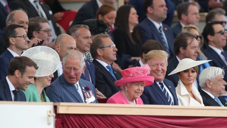 La Reina Isabel II, el Príncipe Carlos, Theresa May y el matrimonio Trump en el Día-D en Inglaterra