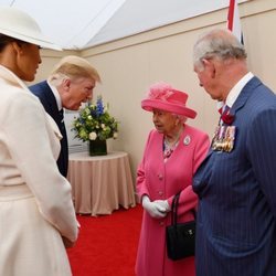 La Reina Isabel II, el Príncipe Carlos, Donald y Melania Trump tras el homenaje del Día-D en Inglaterra