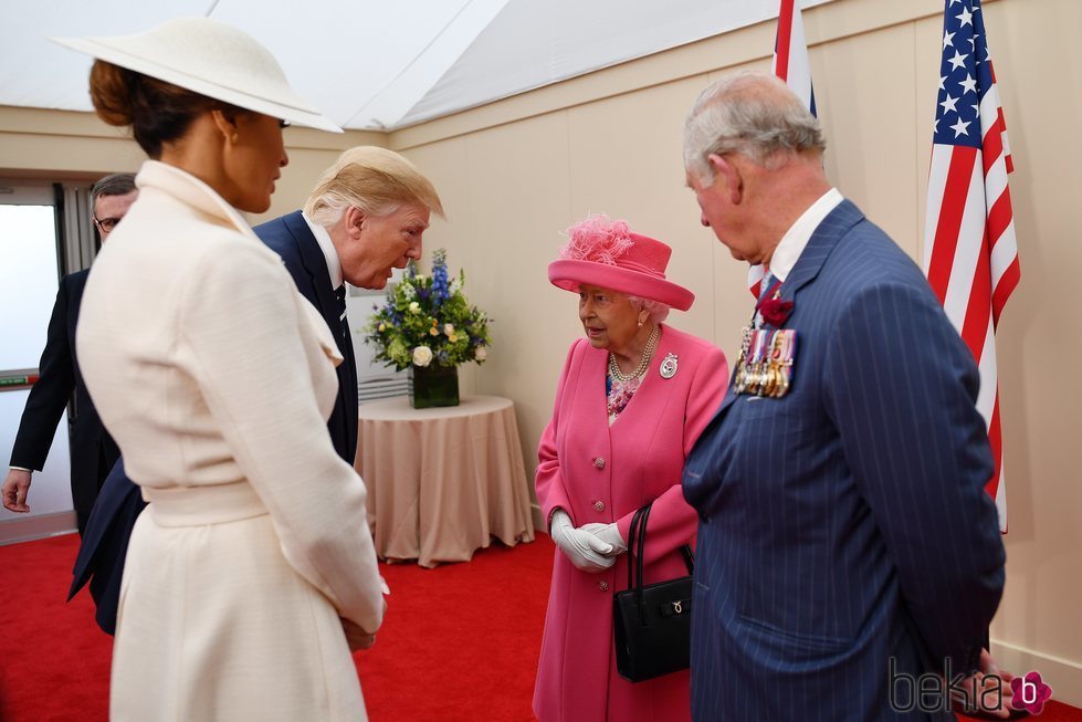 La Reina Isabel II, el Príncipe Carlos, Donald y Melania Trump tras el homenaje del Día-D en Inglaterra