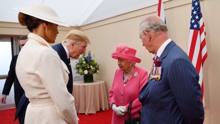 La Reina Isabel II, el Príncipe Carlos, Donald y Melania Trump tras el homenaje del Día-D en Inglaterra