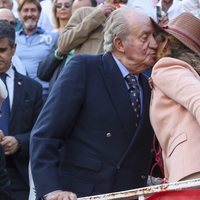 La Infanta Elena dando un beso al Rey Juan Carlos en una corrida de toros