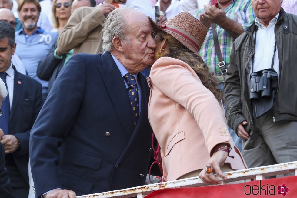 La Infanta Elena dando un beso al Rey Juan Carlos en una corrida de toros