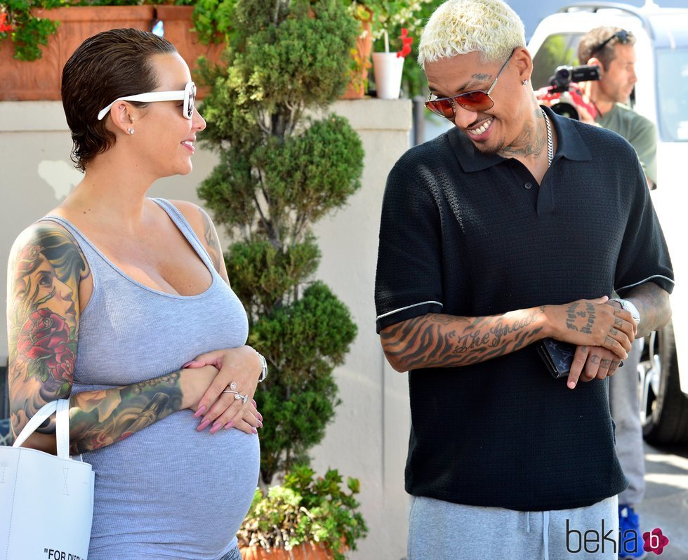 Amber Rose paseando por Beverly Hills junto a su pareja