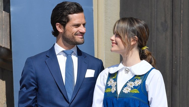 Carlos Felipe de Suecia y Sofia Hellqvist se dedican una tierna mirada en el Día Nacional de Suecia 2019