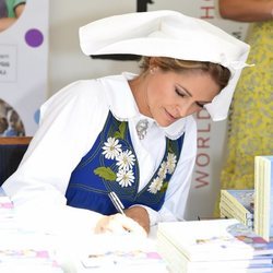 Magdalena de Suecia firmando ejemplares de su libro 'Stella y el secreto'