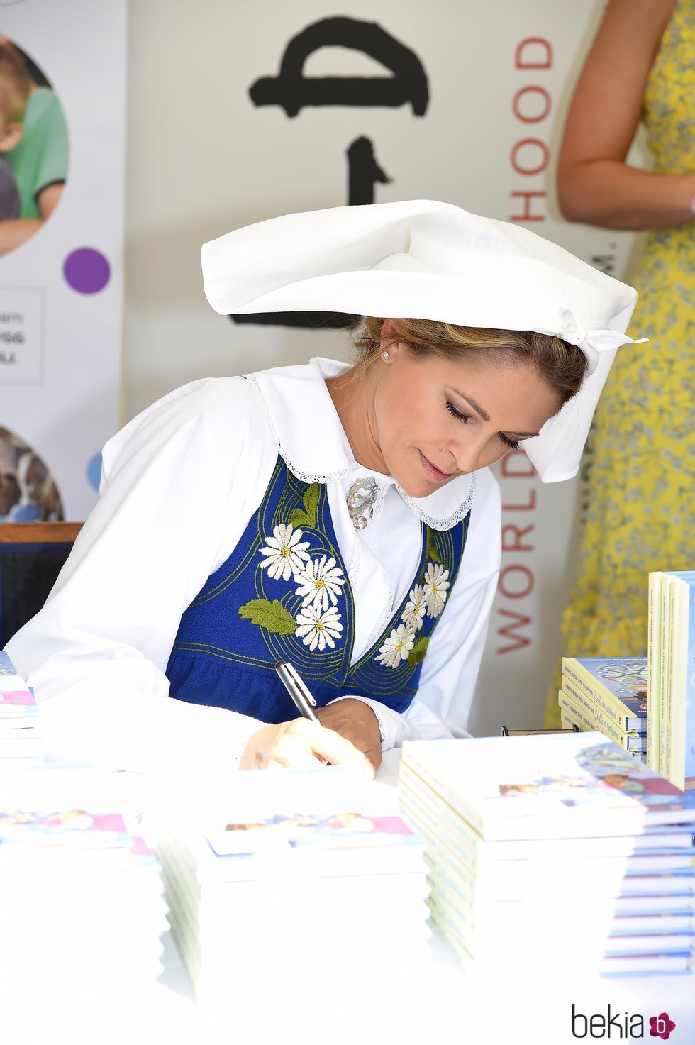 Magdalena de Suecia firmando ejemplares de su libro 'Stella y el secreto'