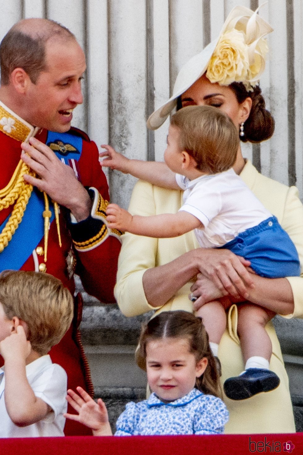 El Príncipe Luis queriendo agarrar al Príncipe Guillermo en Trooping the Colour 2019