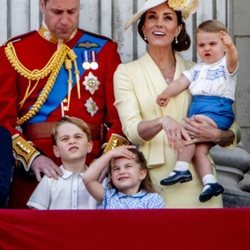 Los Duques de Cambridge con sus hijos Jorge, Carlota y Luis en Trooping the Colour 2019