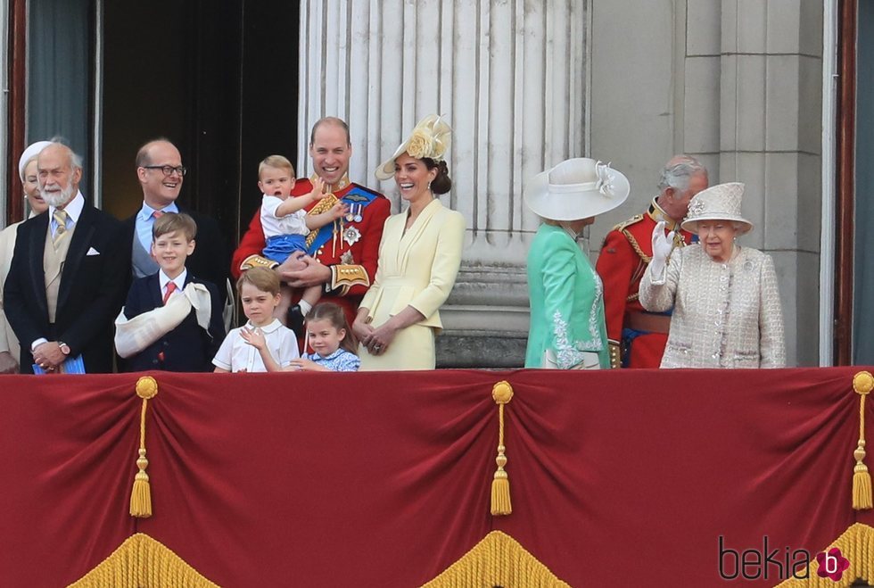 La Reina Isabel, el Príncipe Carlos, Camilla Parker, los Duques de Cambridge y sus hijos en Trooping the Colour 2019