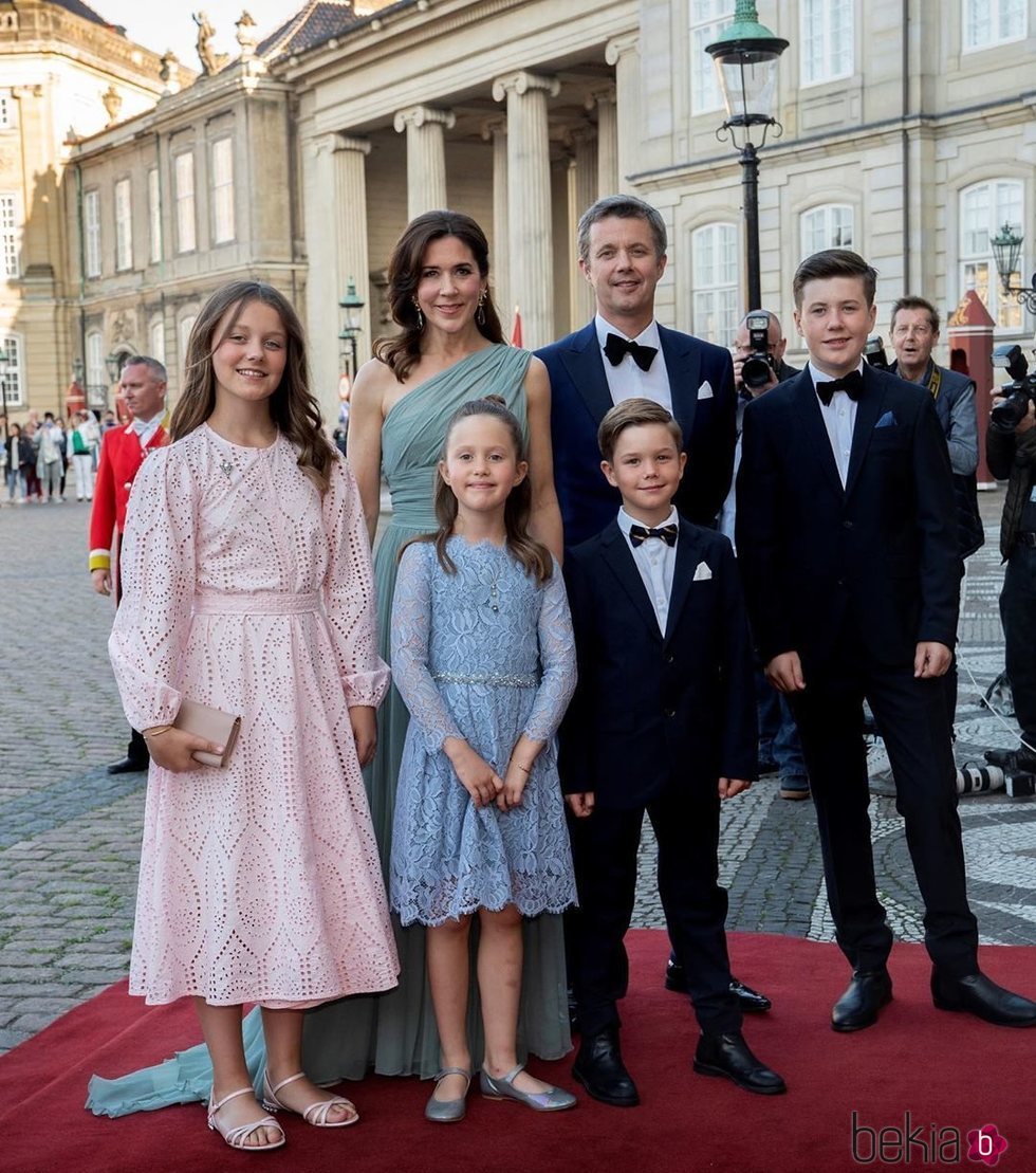 Federico y Mary de Dinamarca con sus hijos Christian, Isabel, Vicente y Josefina en el 50 cumpleaños de Joaquín de Dinamarca