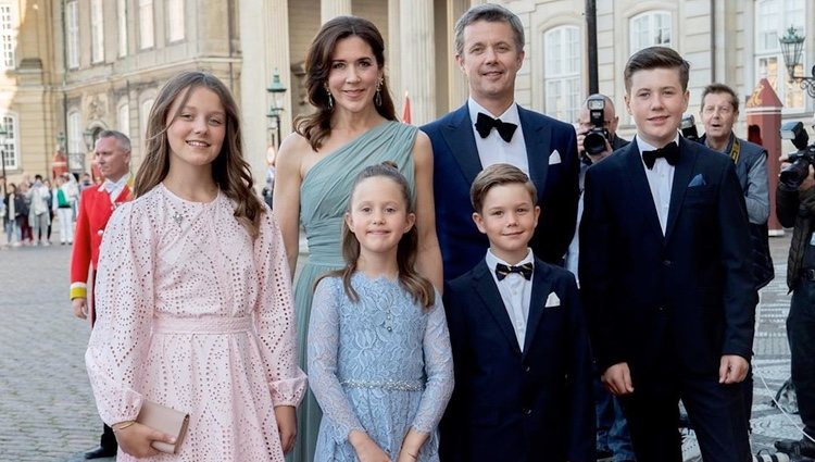 Federico y Mary de Dinamarca con sus hijos Christian, Isabel, Vicente y Josefina en el 50 cumpleaños de Joaquín de Dinamarca