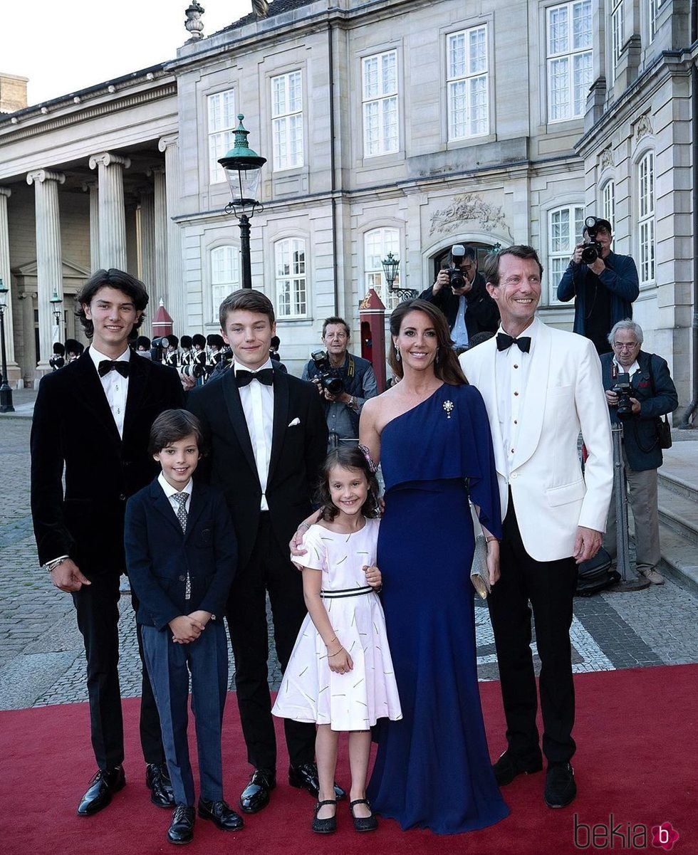 Joaquín y Marie de Dinamarca con sus hijos Nicolás, Félix, Enrique y Athena en el 50 cumpleaños de Joaquín de Dinamarca