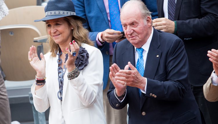 El Rey Juan Carlos y la Infanta Elena aplaudiendo a Rafa Nadal tras su victoria