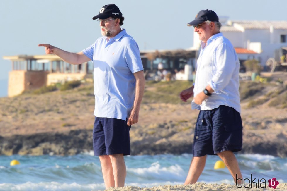 Mariano Rajoy junto a un amigo en Formentera