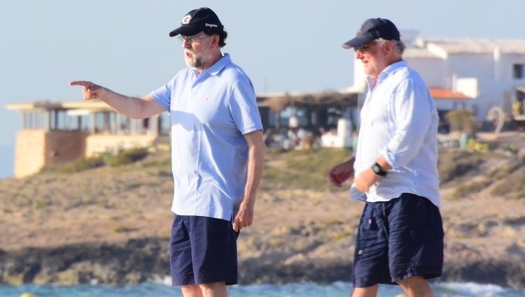 Mariano Rajoy junto a un amigo en Formentera