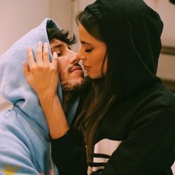 Tini Stoessel y Sebastián Yatra mirándose de forma muy romántica