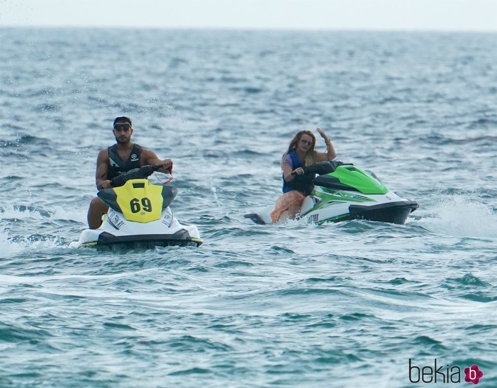 Britney Spears y su pareja Sam Asghari montando en moto de agua