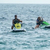 Britney Spears y su pareja Sam Asghari montando en moto de agua