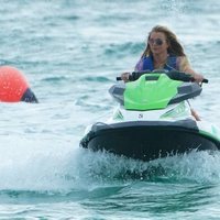 Britney Spears montando en moto de agua en las playas de Miami