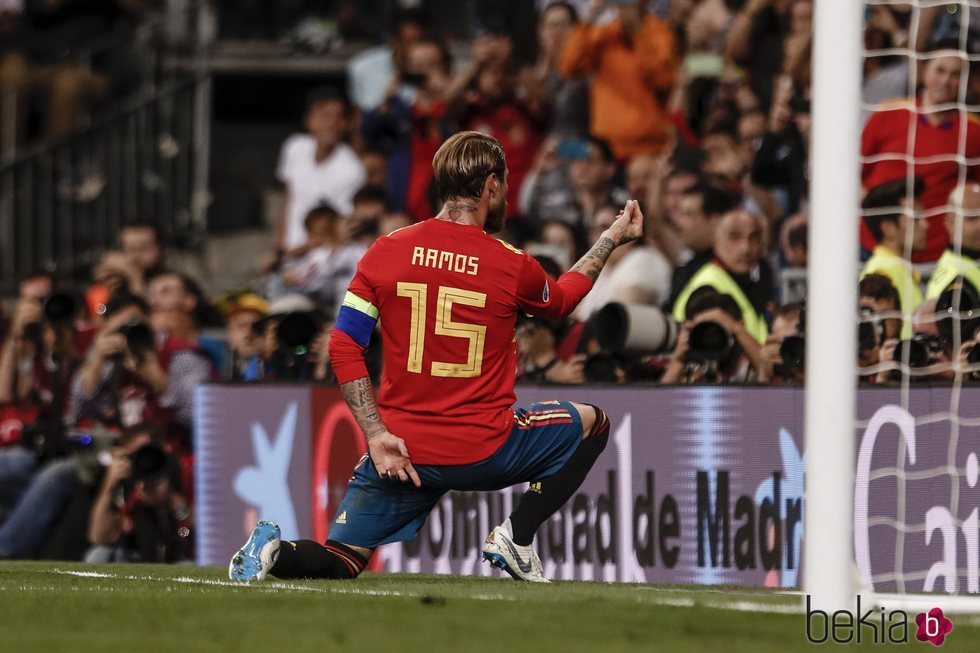 Sergio Ramos dedicando a Pilar Rubio su último gol antes de casarse