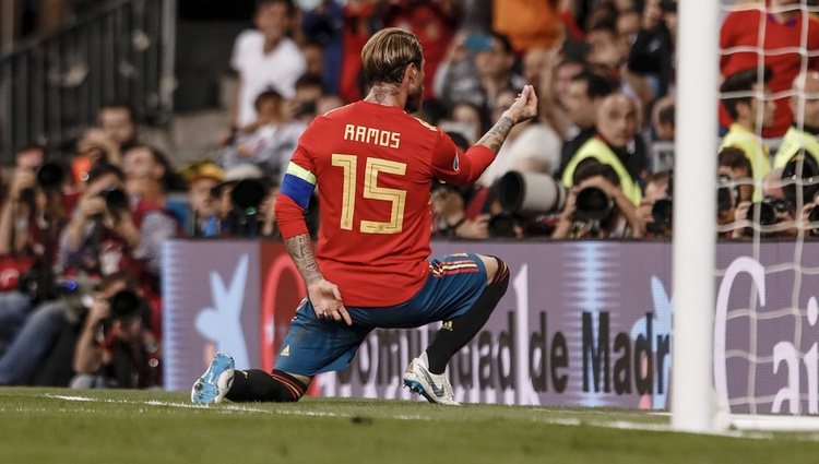 Sergio Ramos dedicando a Pilar Rubio su último gol antes de casarse