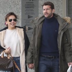 Chenoa paseando con Miguel Sánchez Encinas por Madrid