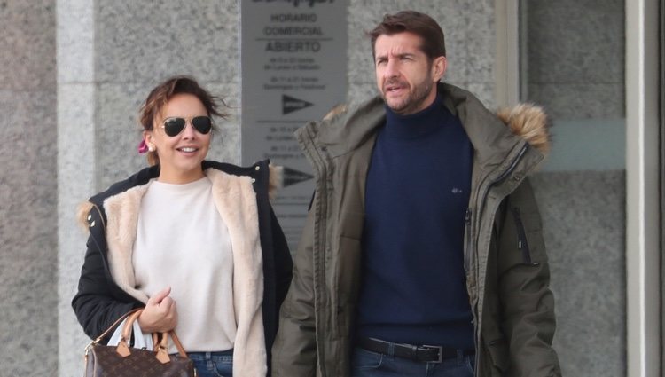 Chenoa paseando con Miguel Sánchez Encinas por Madrid