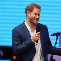 El Príncipe Harry da un discurso en su acto benéfico contra el Sida