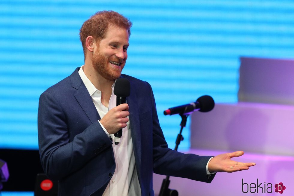 El Príncipe Harry da un discurso en su acto benéfico contra el Sida