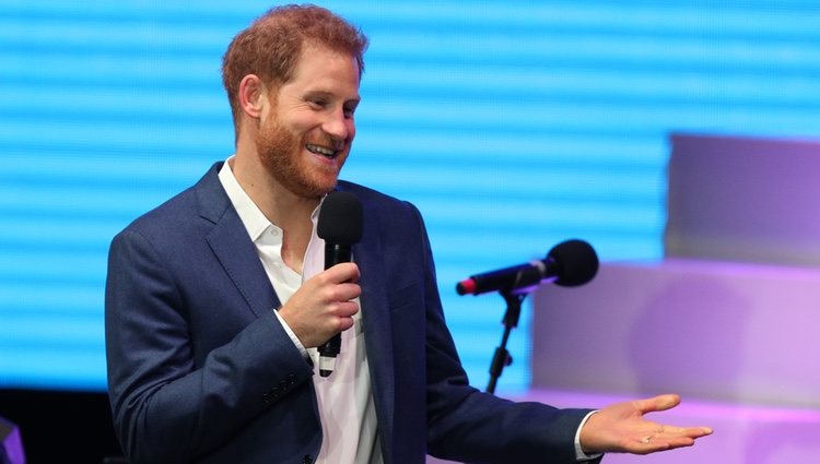 El Príncipe Harry da un discurso en su acto benéfico contra el Sida