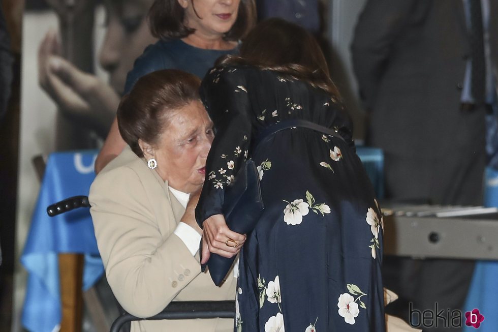 La Reina Letizia saluda a la Infanta Margarita en los Premios UNICEF Comité Español 2019