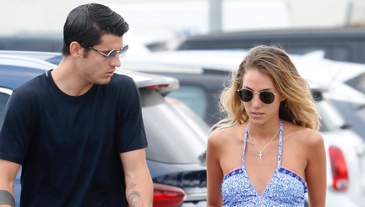 Alice Campello y Álvaro Morata de paseo por Ibiza on sus hijos