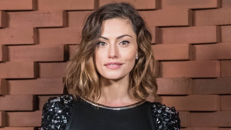 La actriz Phoebe Tonkin en un evento