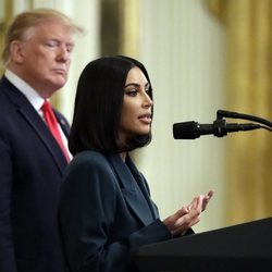 Kim Kardashian y Donald Trump en una conferencia en la Casa Blanca