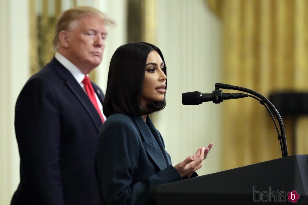 Kim Kardashian y Donald Trump en una conferencia en la Casa Blanca